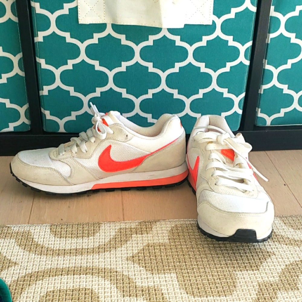 Vintage looking Women's Nikes Size 7.5
